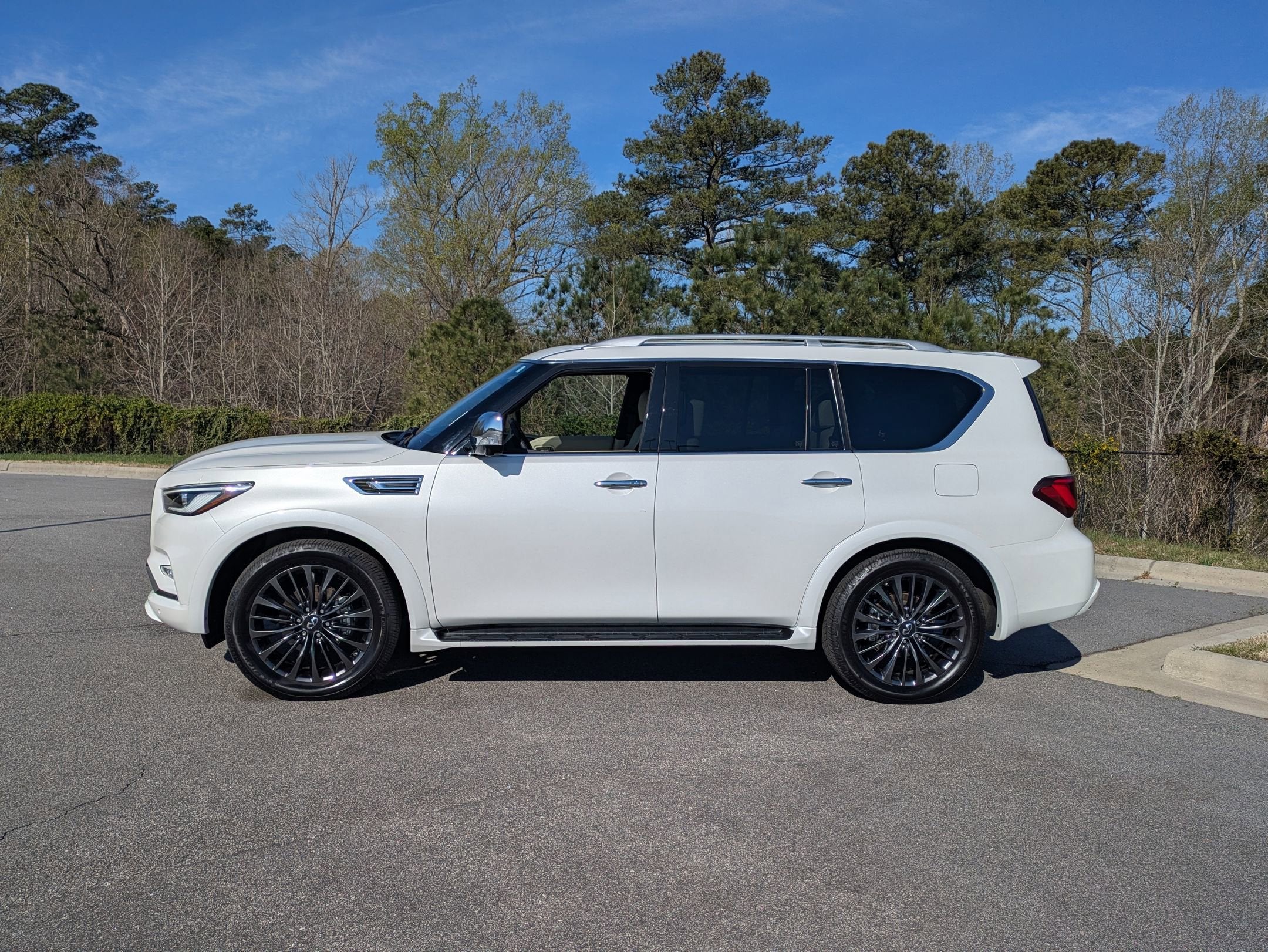 2023 INFINITI QX80 SENSORY