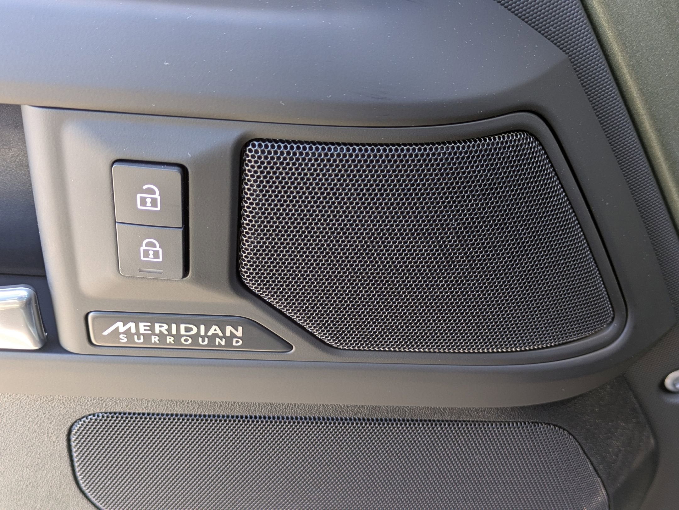 2025 Land Rover Defender X-Dynamic SE