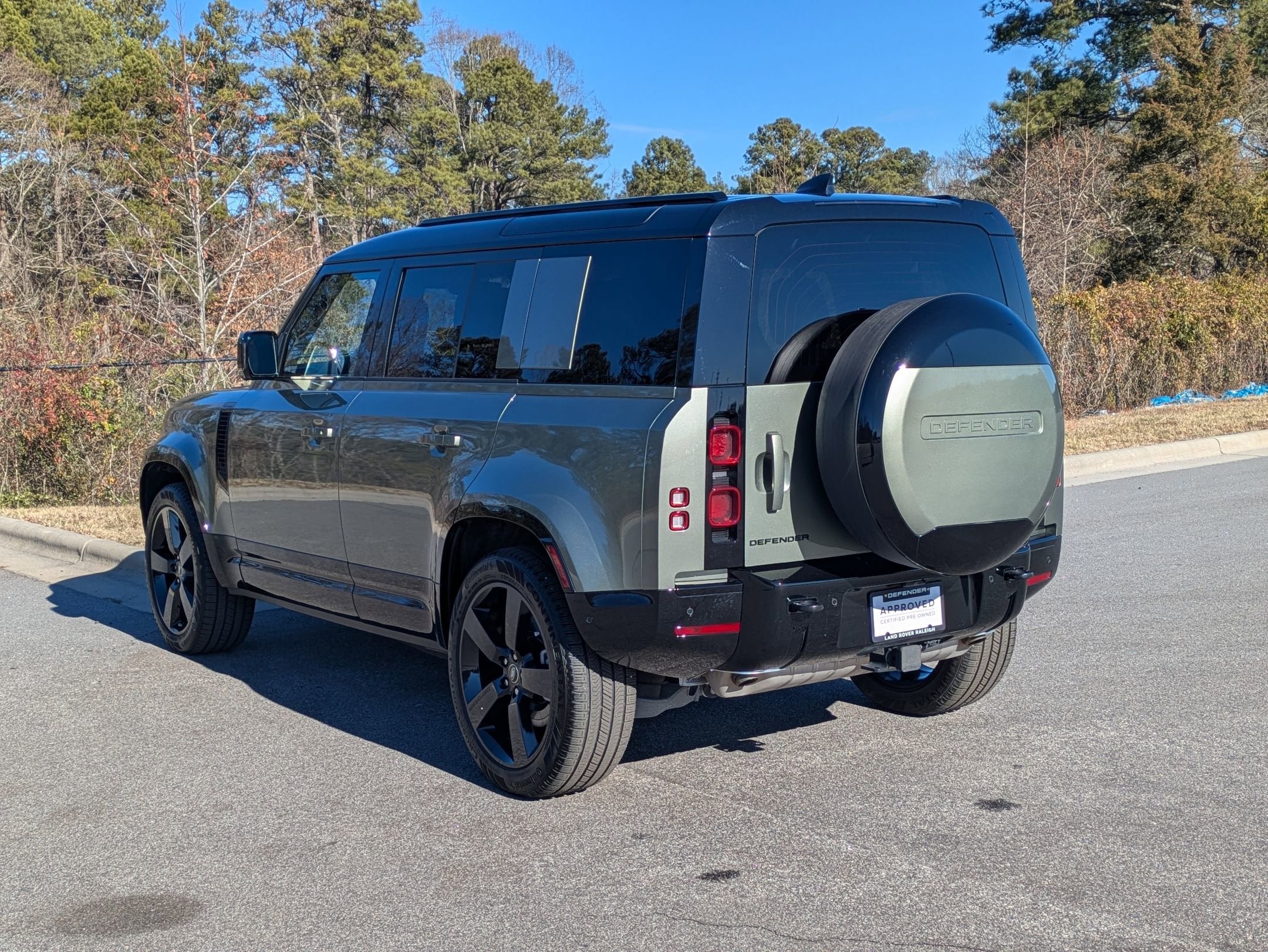 2025 Land Rover Defender X-Dynamic SE
