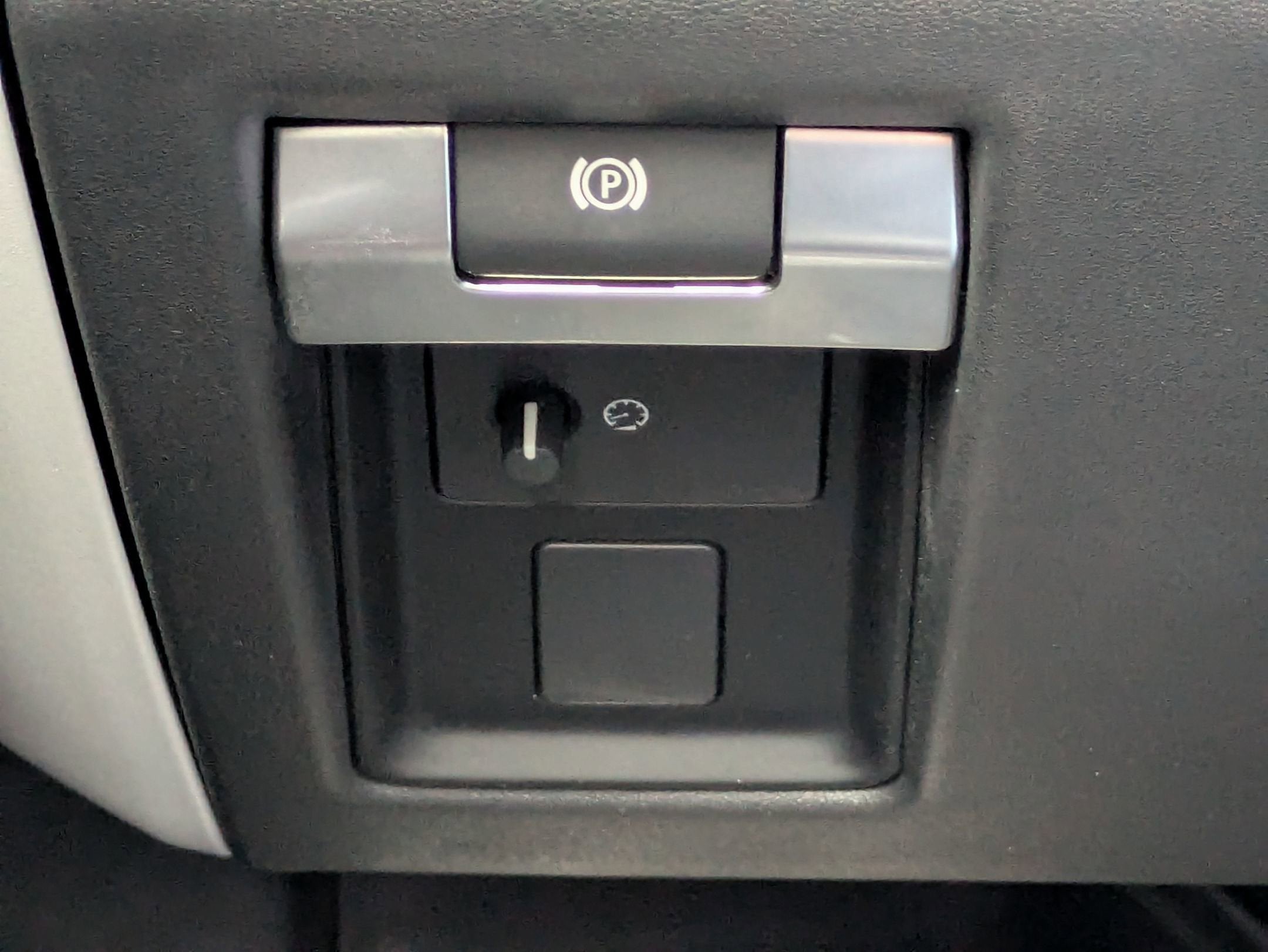 2025 Land Rover Defender X-Dynamic SE