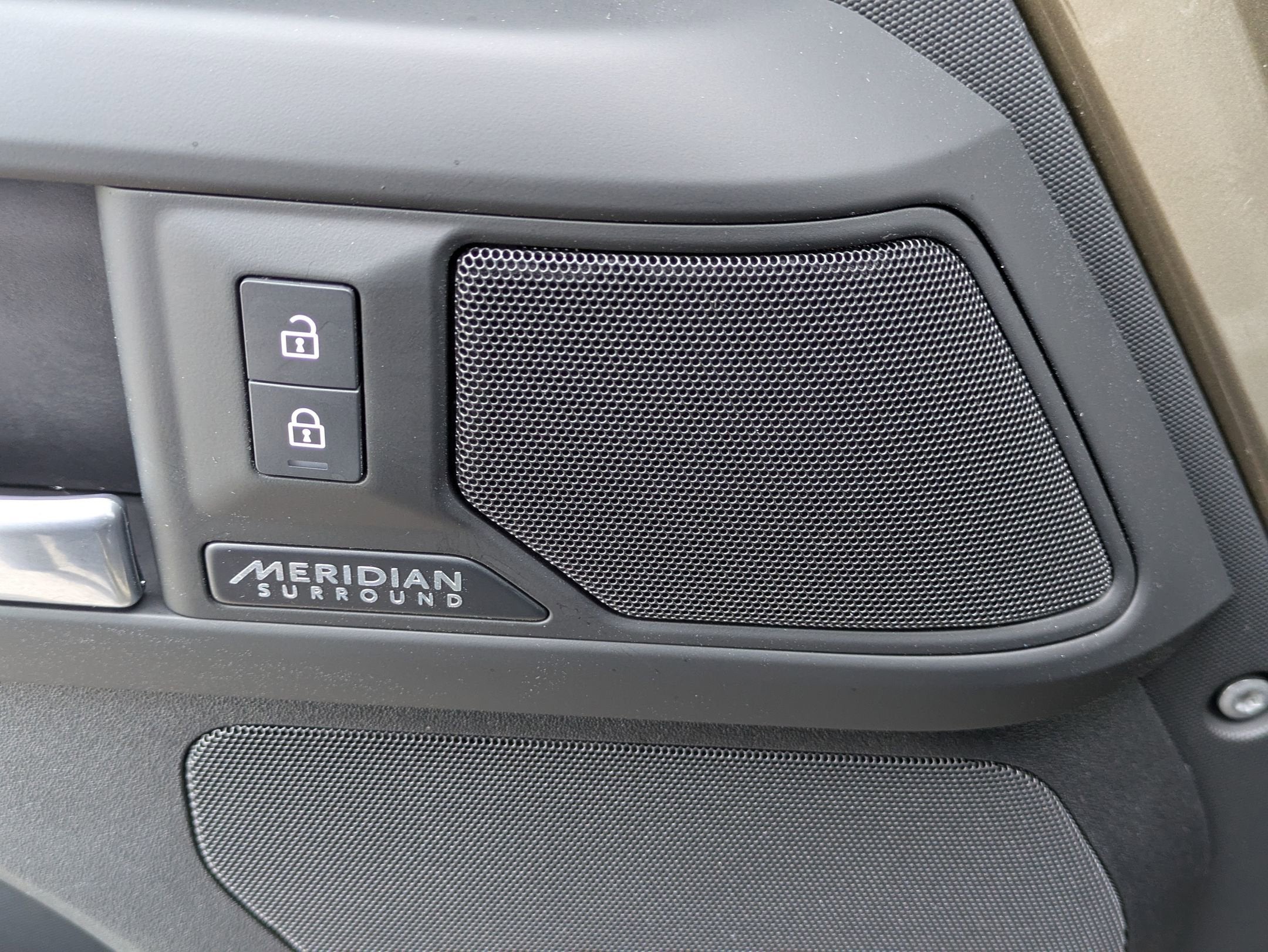 2025 Land Rover Defender X-Dynamic SE