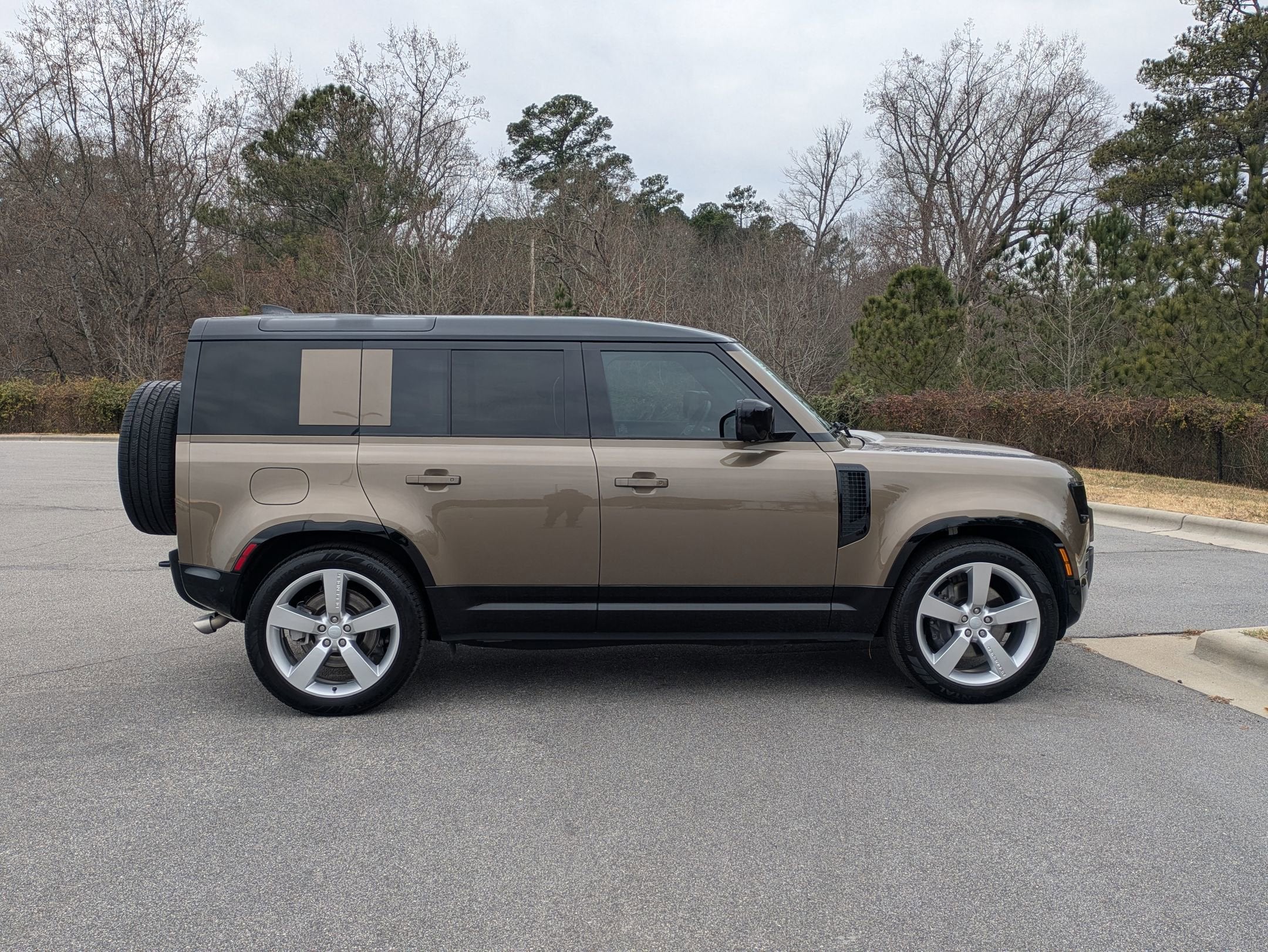 2025 Land Rover Defender X-Dynamic SE