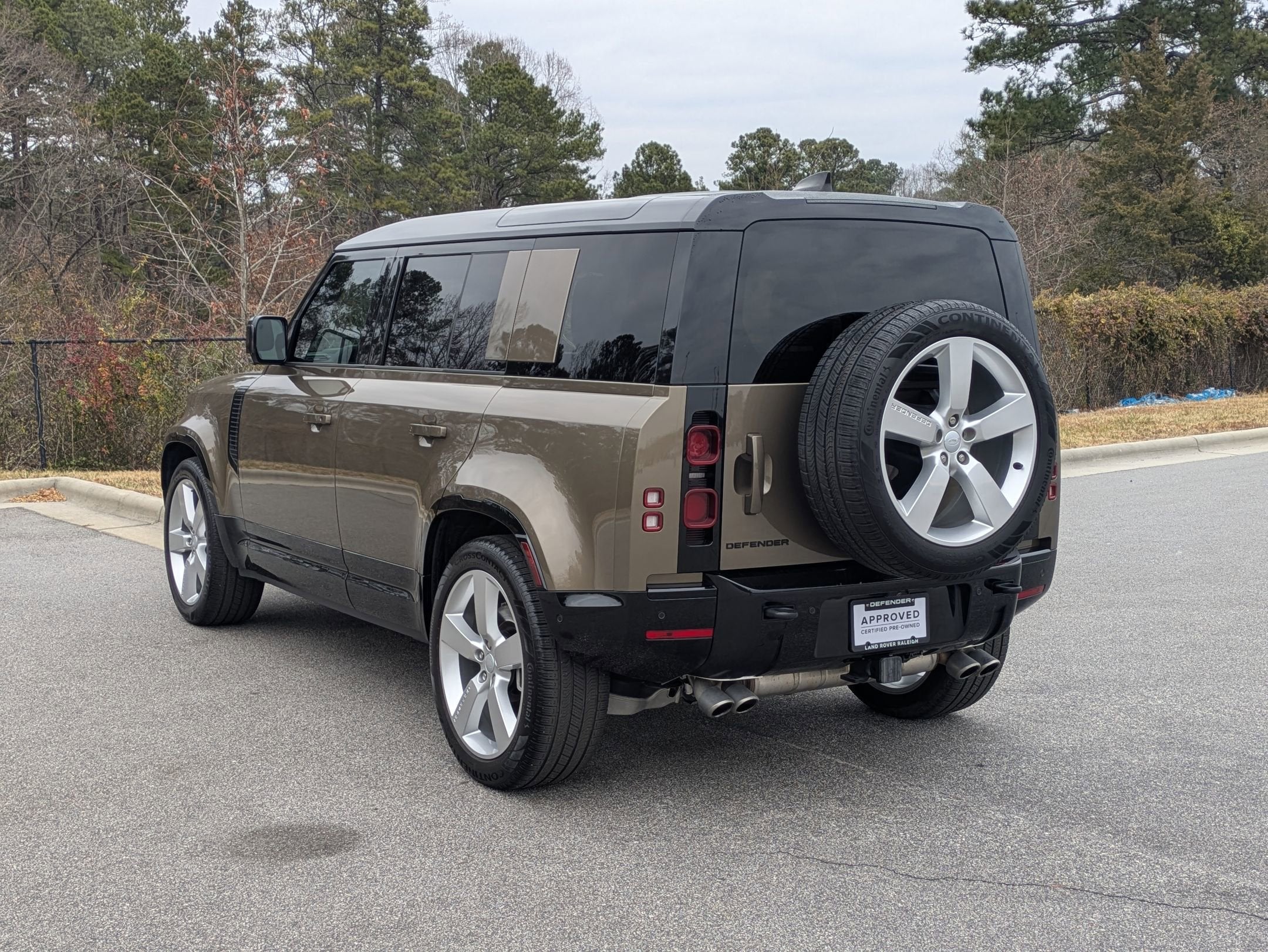 2025 Land Rover Defender X-Dynamic SE