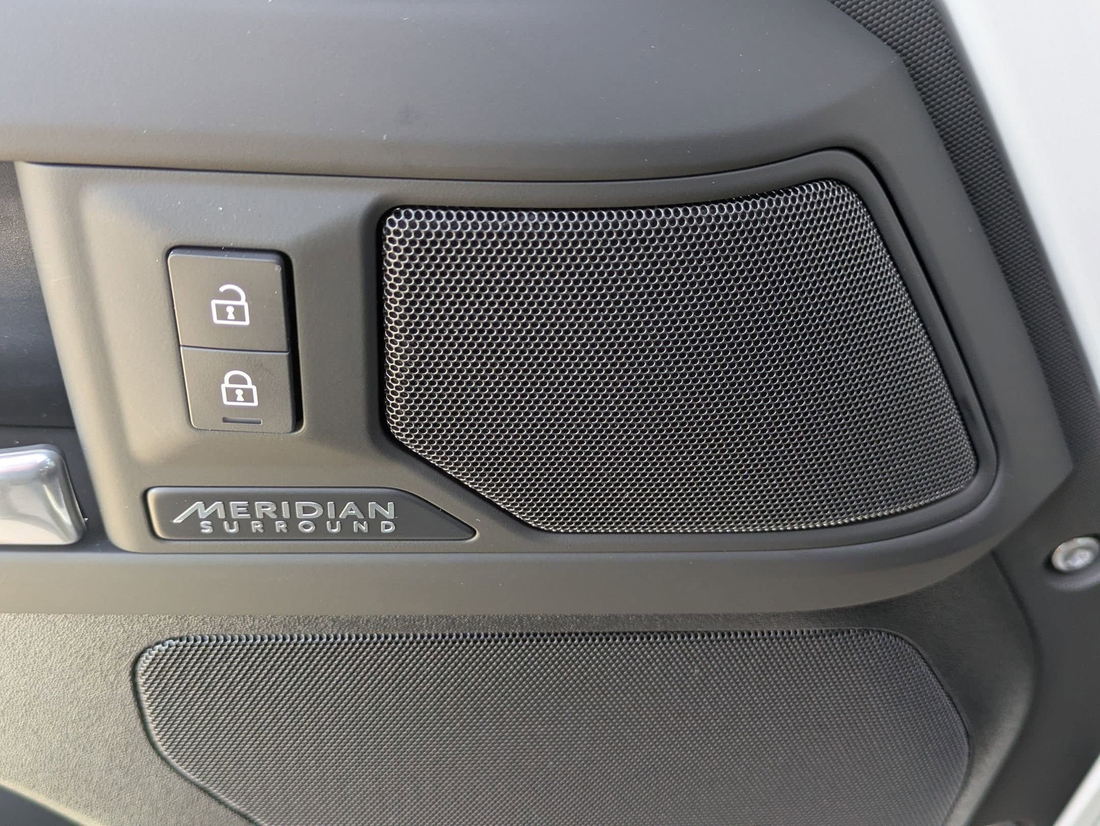 2025 Land Rover Defender X-Dynamic SE