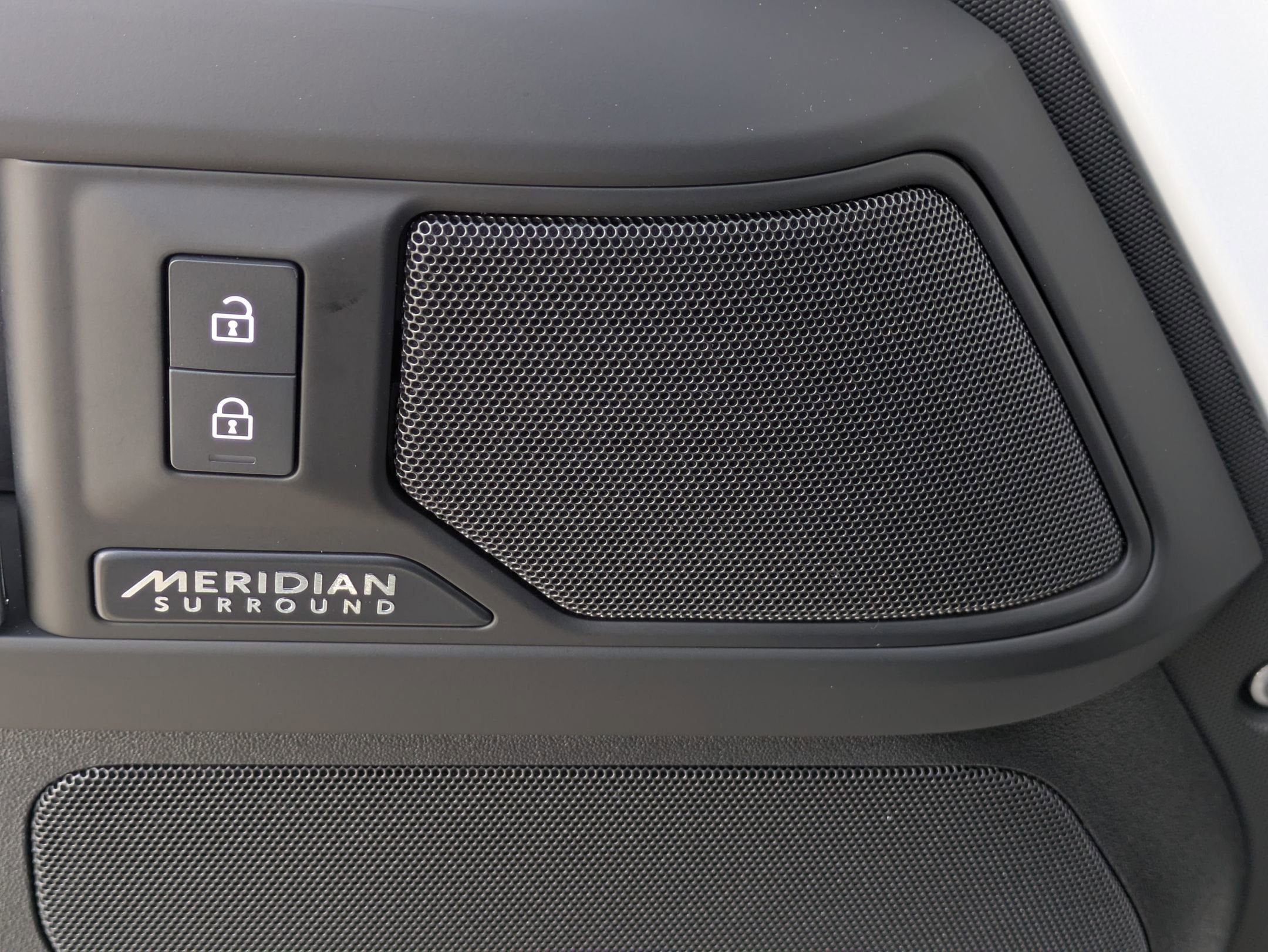 2025 Land Rover Defender X-Dynamic SE