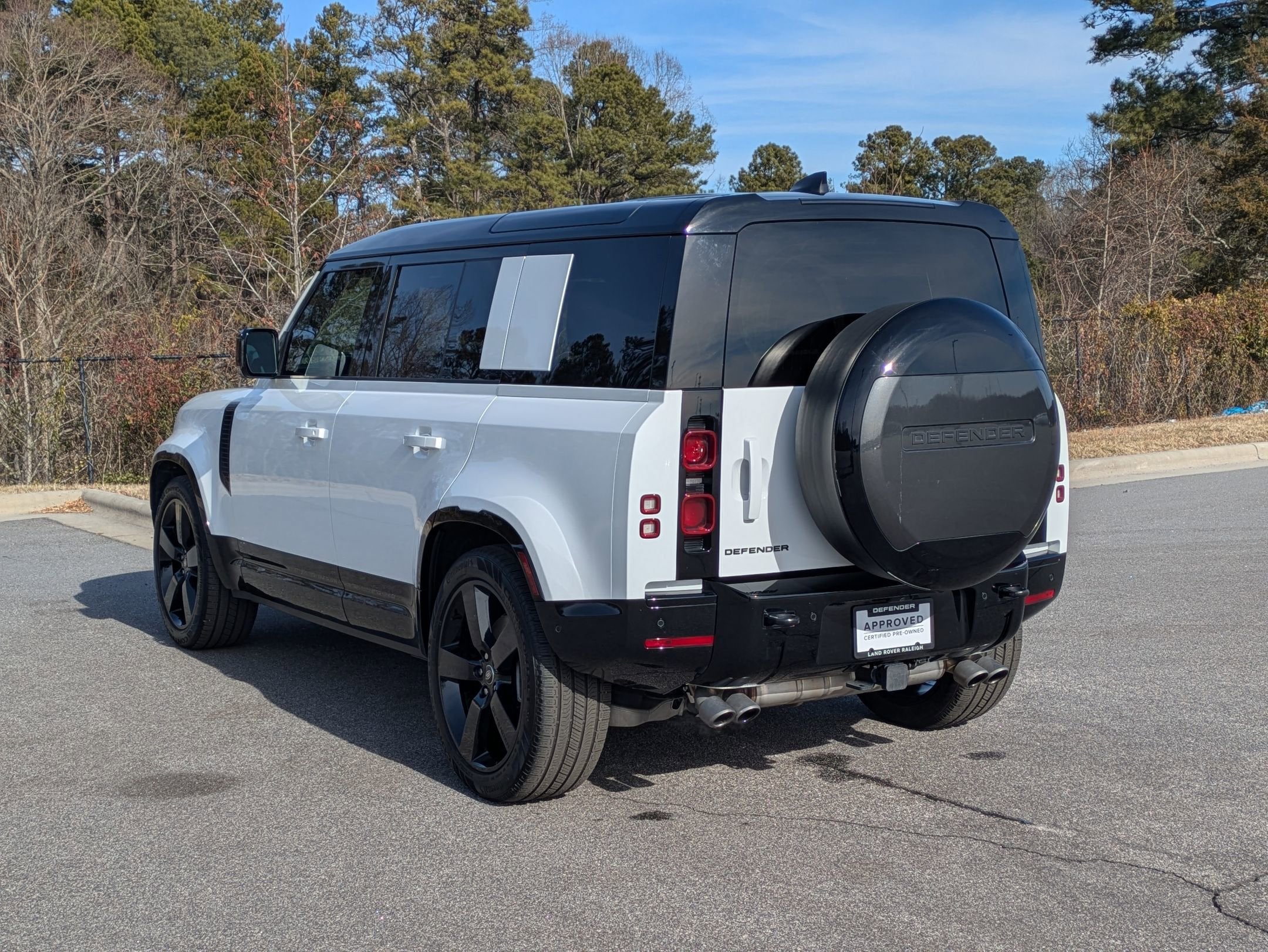 2025 Land Rover Defender X-Dynamic SE