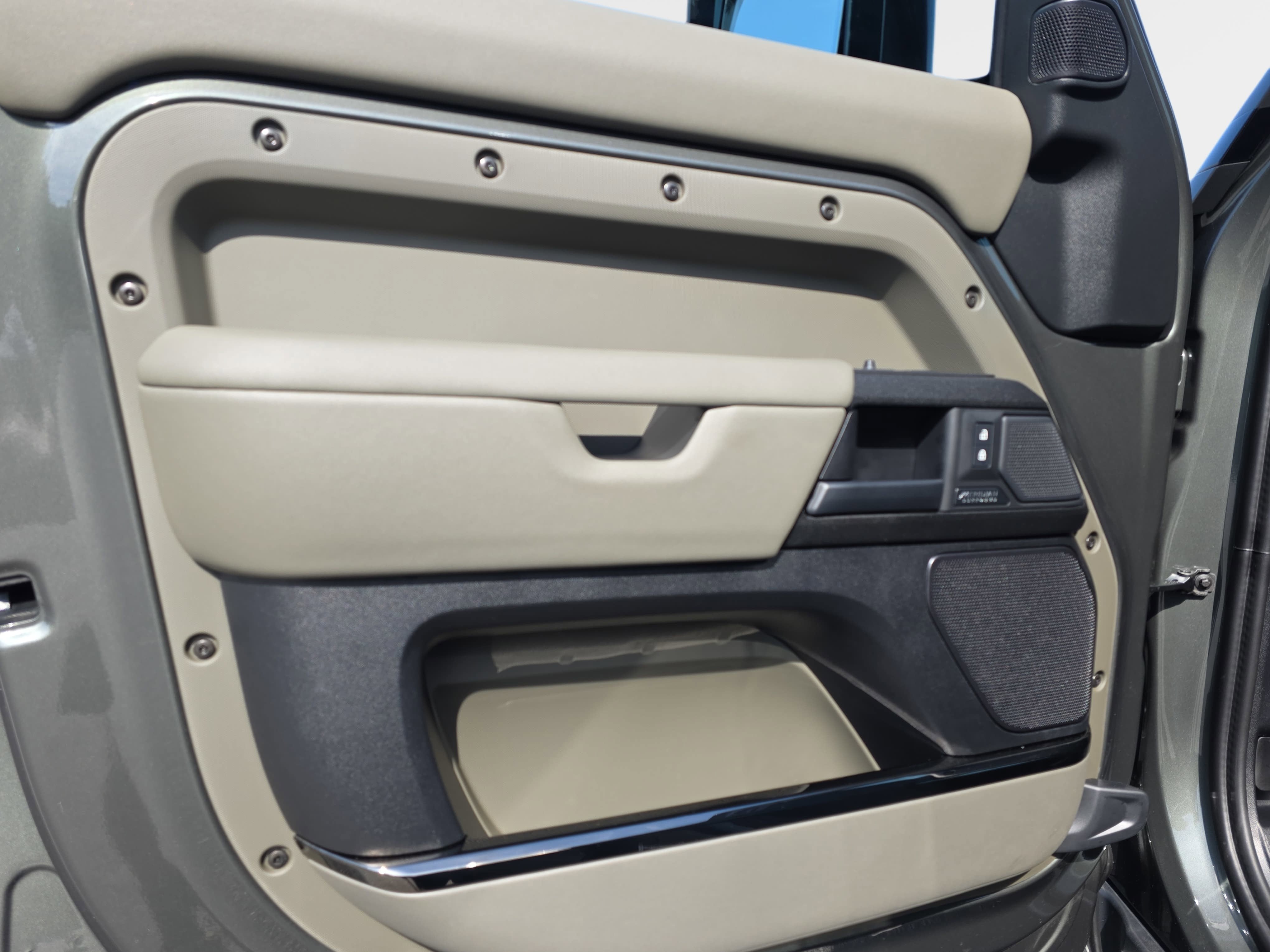2025 Land Rover Defender V8