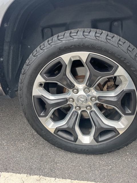 2019 RAM 1500 Laramie 4x4 Crew Cab 6'4 Box