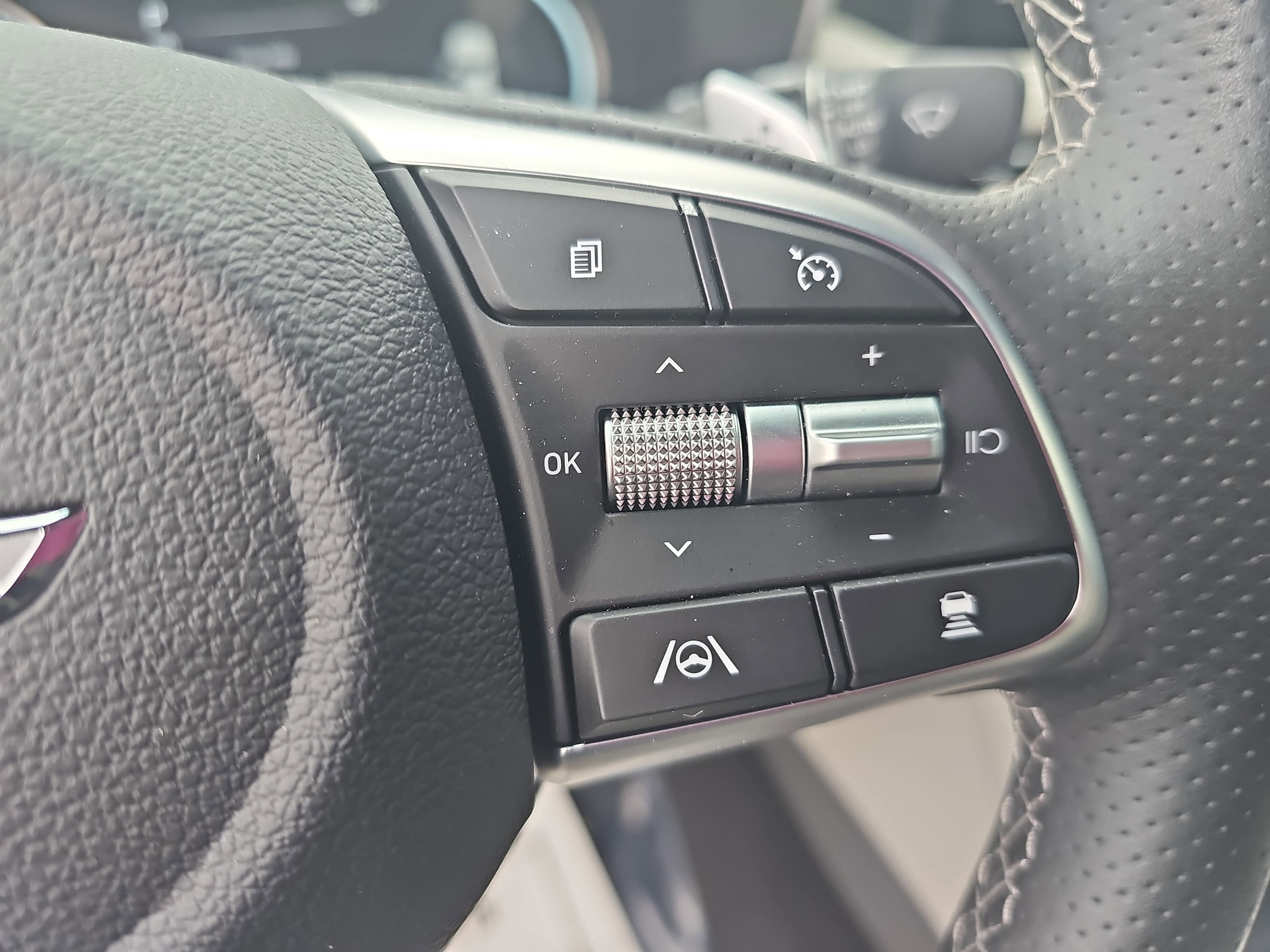 2023 Genesis G70 2.0T RWD